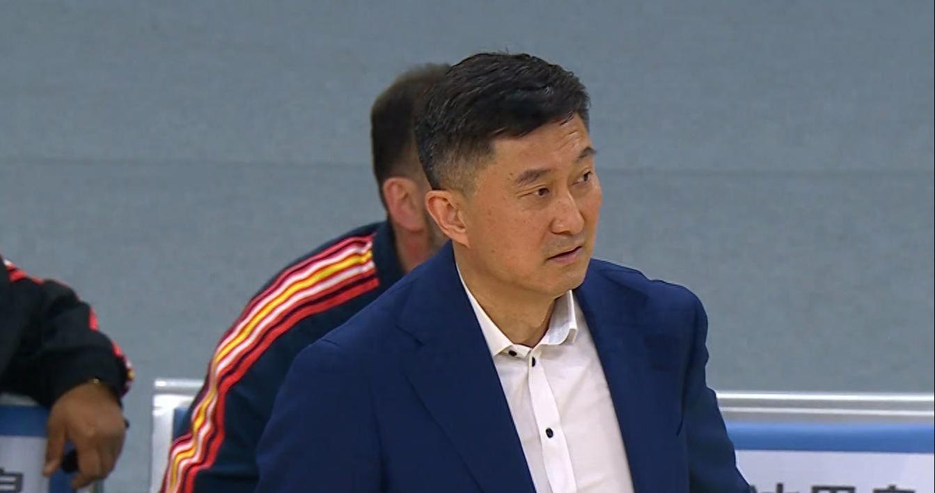 开云下载-广东男篮为什么惨遭首钢逆转？广东记者给出答案，杜锋该让贤了？